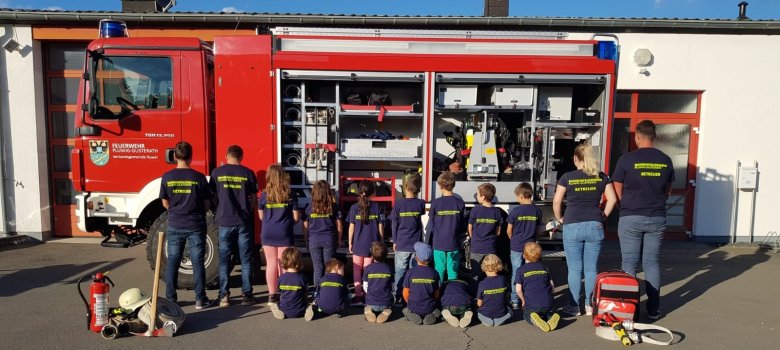 Bambinis vor Feuerwehrauto