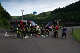 Feuerwehrmänner vor Feuerwehrauto