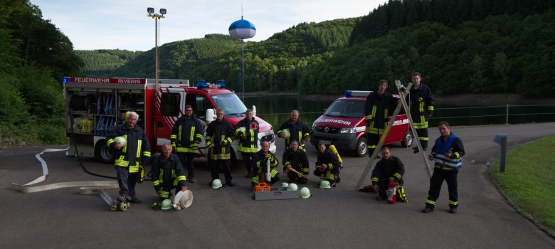 Feuerwehrmänner vor Feuerwehrauto