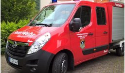 Feuerwehrauto, Martinsfeuer und Feuerwehrmänner