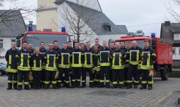 Feuerwehrmänner vor Feuerwehrauto