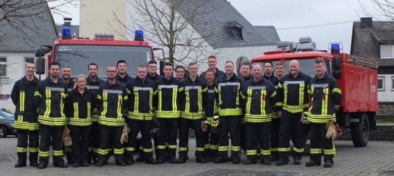 Feuerwehrmänner vor Feuerwehrauto