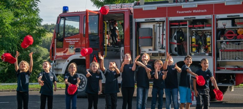 Bambinigruppe vor Feuerwehrauto