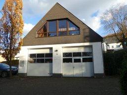 Feuerwehrhaus mit zwei Garagentoren