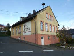 Altes Gebäude mit großem Bild an Hauswand