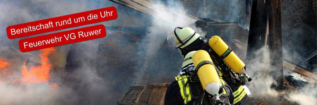 Zwei Feuerwehrmänner auf brennendem Dach