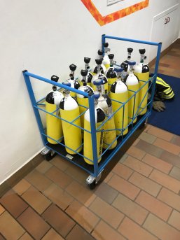 Schauerstoffflaschen auf Rollwagen