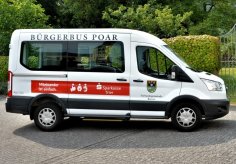 Bus mit großer Aufschrift