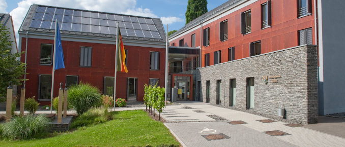 Rathaus Waldrach Ein großes Gebäude mit vielen Fenstern
