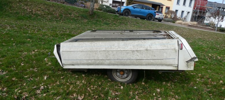 faltbarer Wohnwagenanhänger auf einer Wiese