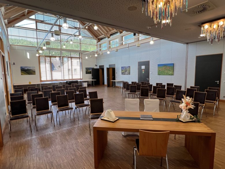 Auf diesem Bild ist das Trauzimmer im großen Sitzungssaal in der Verbandsgemeindeverwaltung zu sehen