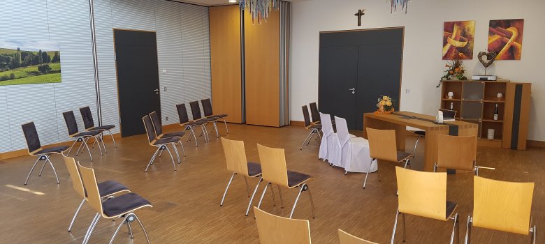 Viele Stühle in großem Saal