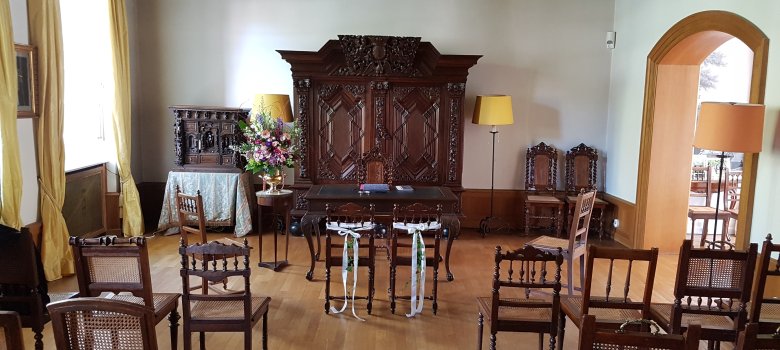 Stühle in schlossähnlichem Saal