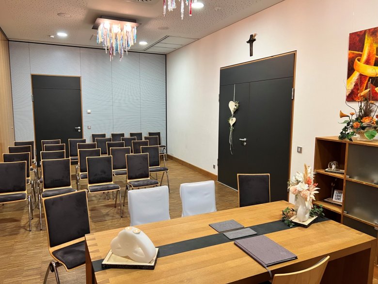 Auf diesem Bild ist das kleine Trauzimmer in der Verbandsgemeindeverwaltung zu sehen