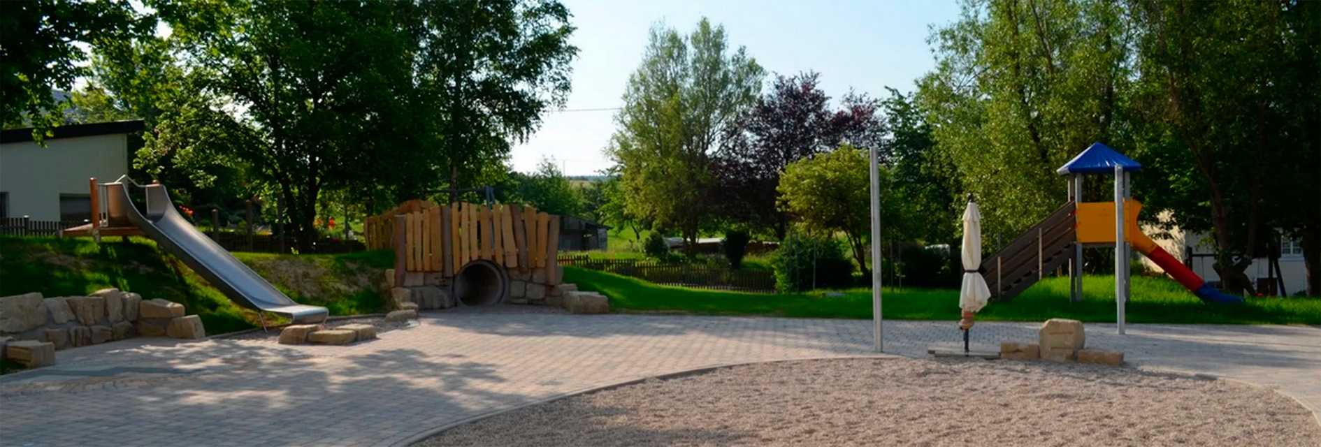 Spielplatz mit Rutschen