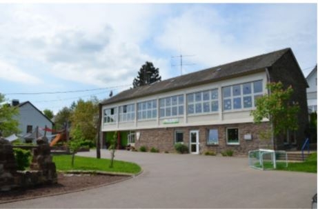 Großes Gebäude mit vielen Fenstern