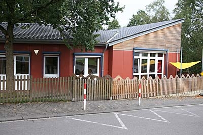 Gebäude mit Holzfassade und weißen Fenstern