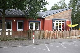 Gebäude mit Holzfassade und weißen Fenstern