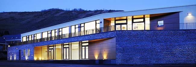 Modernes Gebäude beleuchtet am Abend