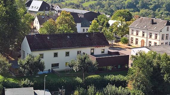 Gebäude umgeben von Bäumen