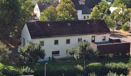 Gebäude umgeben von Bäumen