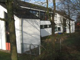 Weißes Gebäude mit großen Fenstern