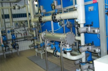 Wasserrohre und Armaturen in einer Trinkwasseraufbreitungsanlage